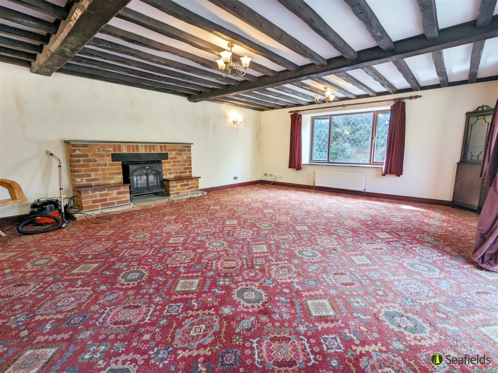 Lot: 115 - FREEHOLD DETACHED HOUSE FOR IMPROVEMENT AND BARN AND OUTBUILDINGS WITH POTENTIAL ON A PLOT CLOSE TO ONE AND A HALF ACRES - An Alternative View of the Living Room